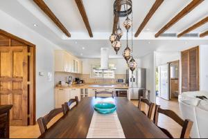 Η κουζίνα ή μικρή κουζίνα στο Villa Philena Ladiko heizbarer Pool