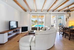 Μια τηλεόραση ή/και κέντρο ψυχαγωγίας στο Villa Philena Ladiko heizbarer Pool