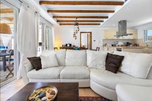 Χώρος καθιστικού στο Villa Philena Ladiko heizbarer Pool