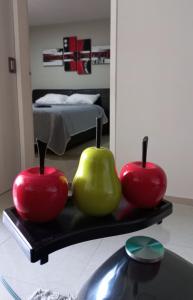 BarquisimitoにあるCómodo y elegante apartamentoのトレイに果物2本を添えたテーブル +4枚の写真