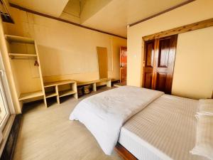 Postel nebo postele na pokoji v ubytování Asraya Homestay