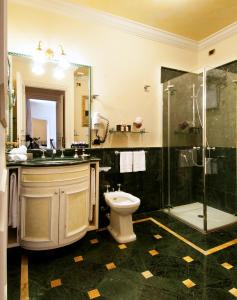 A bathroom at Petit Palais Hotel De Charme