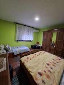 Ένα ή περισσότερα κρεβάτια σε δωμάτιο στο Apartman Konjević