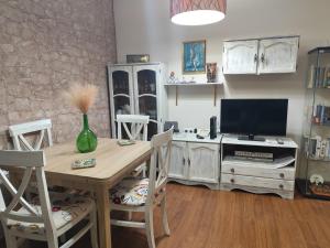 Televízia a/alebo spoločenská miestnosť v ubytovaní Apartamento Entre el Falla y la Caleta