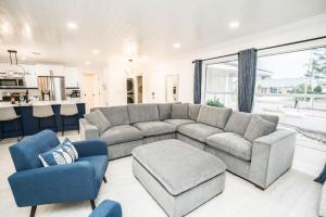 Et opholdsområde på Private Dock Heated Pool Hot Tub Game Room Fun