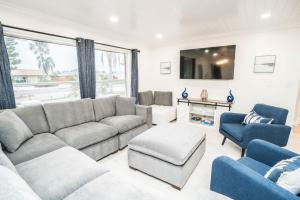 Et opholdsområde på Private Dock Heated Pool Hot Tub Game Room Fun