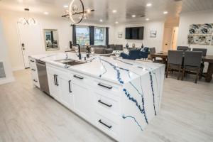 Et tv og/eller underholdning på Private Dock Heated Pool Hot Tub Game Room Fun + 59 billeder