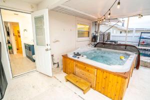 baño con bañera de hidromasaje en el patio en Private Dock Heated Pool Hot Tub Game Room Fun, en Apollo Beach