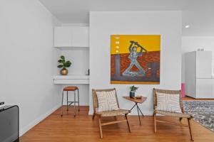 ハミルトンにあるElegant Hamilton East Home Near Gardens and Cafesの椅子2脚とテーブルのあるリビングルーム +16枚の写真