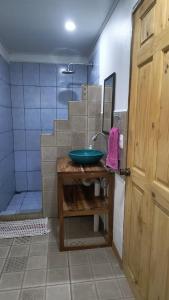 Ένα μπάνιο στο APARTAMENTOS LA FONTE de PUERTO VIEJO LIMÓN