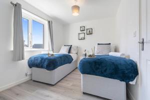 a bedroom with two beds and a window at City Centre House, Large Drive, Free Parking, WiFi, Sofa Bed, Netflix, Contractors, Relocators & Families Welcome in Coventry