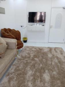 TV a/nebo společenská místnost v ubytování ANTIKA HOTEL / انتيكا للشقق الفندقيه