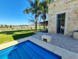 Khirbet KafrūryeETIS stodio的房子前面的游泳池