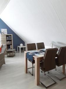 a dining room with a table and chairs at Ferienwohnung Nordlicht in Nortorf