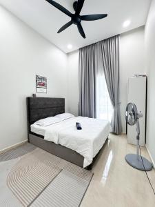 Un dormitorio con una cama y un ventilador de techo. en Senja Homestay besut POOL, en Jertih
