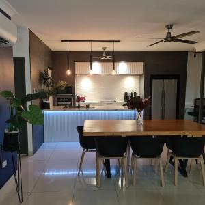 Billede fra billedgalleriet på 4 BDR Gardens Escape Inner City Townhouse with Secure Parking and Spa i Darwin
