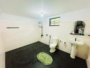 łazienka z toaletą i umywalką w obiekcie Two-room cottage kandy w mieście Kandy +10 zdjęć