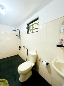 łazienka z toaletą i umywalką w obiekcie Two-room cottage kandy w mieście Kandy
