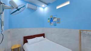 a bedroom with a bed with a blue ceiling at Dan Family Homestay in Ấp Bình Hưng +44 photos