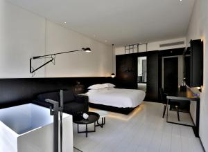 Postel nebo postele na pokoji v ubytování Wuzhen Yinshuxiangshe Design Hotel Xizha Scenic Area South Gate Branch