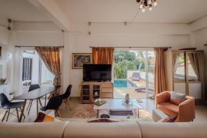 TV a/nebo společenská místnost v ubytování Villa du Bonheur Mer et Nature Rawai beach