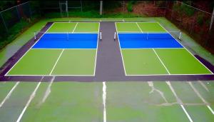 Εγκαταστάσεις για τένις ή/και σκουός στο Prime Location w Hot Tub Games & Scenic Views ή εκεί κοντά