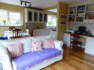 Kuchyň nebo kuchyňský kout v ubytování Camillaun Lodge with Lough Corrib Boat Hire