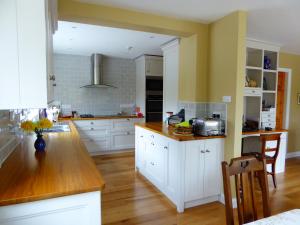 Köök või kööginurk majutusasutuses Camillaun Lodge with Lough Corrib Boat Hire