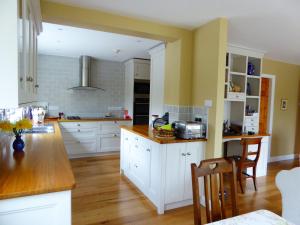Köök või kööginurk majutusasutuses Camillaun Lodge with Lough Corrib Boat Hire