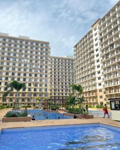 a large apartment building with a large swimming pool at CityView Near Airport with Pool&Balcony in Lapu Lapu City