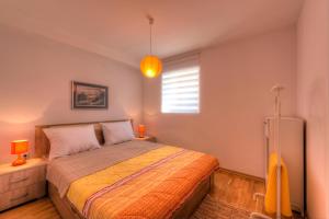 1 dormitorio con cama y ventana en Apartments City Center, en Tivat