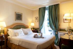 A bed or beds in a room at Petit Palais Hotel De Charme