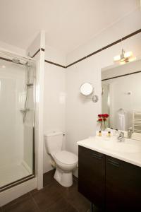 een badkamer met een toilet, een wastafel en een douche bij Residhome Toulouse Tolosa in Toulouse