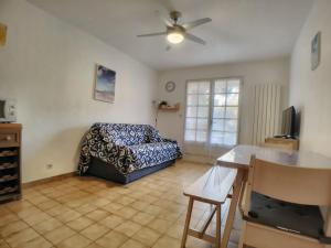 un salon avec un canapé et un ventilateur de plafond dans l'établissement Appartement pour 4 pers avec WIFI, proche marché - FR-1-475-197, à Saintes-Maries-de-la-Mer
