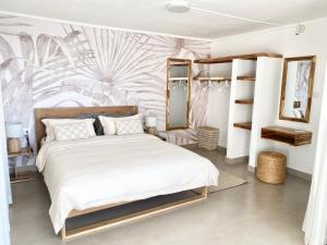 弗利康弗拉克Solara West - Private Pool and Seafront的一间卧室配有床和壁画 更多43张照片