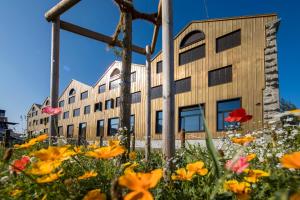 a building with flowers in front of it at Ferien im Kornhaus am Bodensee 2 in Romanshorn