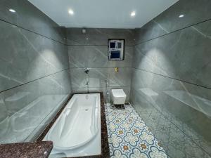 Un baño de Golden Oasis Suites 95 fotos más