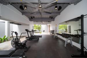 普吉岛海滩五星级海景无界之境别墅 tesisinde fitness merkezi ve/veya fitness olanakları