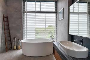 普吉岛海滩五星级海景无界之境别墅 tesisinde bir banyo