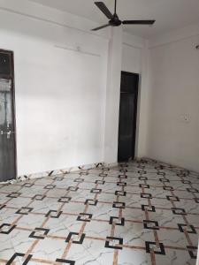 PrayagrajにあるPrayagaraj666 near Prayagraj junction PF no 01のタイルフロアの客室で、シーリングファンが備わります。