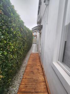 pasillo de un edificio con suelo de madera y ventana en Beauty Max, en Hermanus