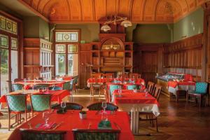 比亞里茨的住宿－VTF Le Domaine de Françon，一间设有红色桌椅的用餐室