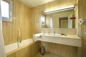 Koupelna v ubytování Logis Hôtel Cartier