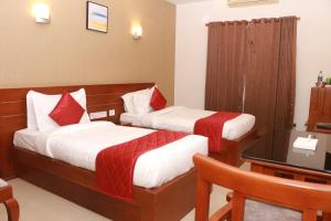 Postel nebo postele na pokoji v ubytování Hotel Keerthi Regency