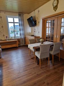 TV a/nebo společenská místnost v ubytování Großes Ferienhaus Nordhastedt 2- 6 Personen 16 km zur Nordsee 24 km Büsum 45km St Peter Ording