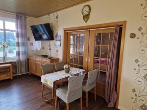 TV a/nebo společenská místnost v ubytování Großes Ferienhaus Nordhastedt 2- 6 Personen 16 km zur Nordsee 24 km Büsum 45km St Peter Ording + 15 fotografií