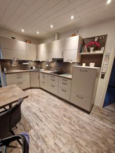 Kuchyň nebo kuchyňský kout v ubytování Großes Ferienhaus Nordhastedt 2- 6 Personen 16 km zur Nordsee 24 km Büsum 45km St Peter Ording