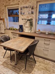 Kuchyň nebo kuchyňský kout v ubytování Großes Ferienhaus Nordhastedt 2- 6 Personen 16 km zur Nordsee 24 km Büsum 45km St Peter Ording