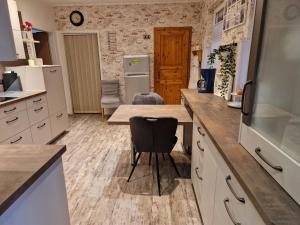 Kuchyň nebo kuchyňský kout v ubytování Großes Ferienhaus Nordhastedt 2- 6 Personen 16 km zur Nordsee 24 km Büsum 45km St Peter Ording