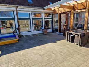 Patio nebo venkovní prostory v ubytování Großes Ferienhaus Nordhastedt 2- 6 Personen 16 km zur Nordsee 24 km Büsum 45km St Peter Ording